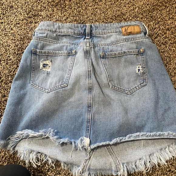 Distressed jean skirt - Picture 5 of 6